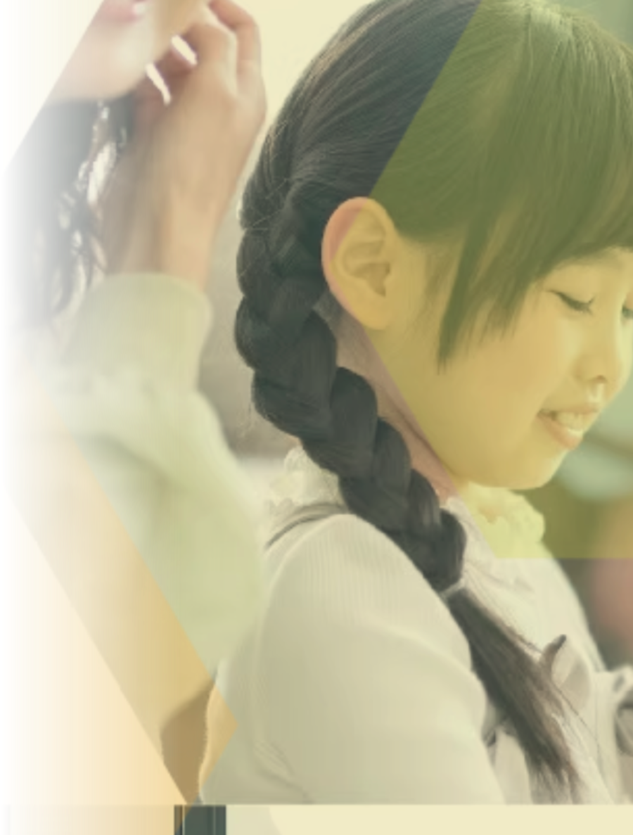 カードゲームで遊ぶ女の子