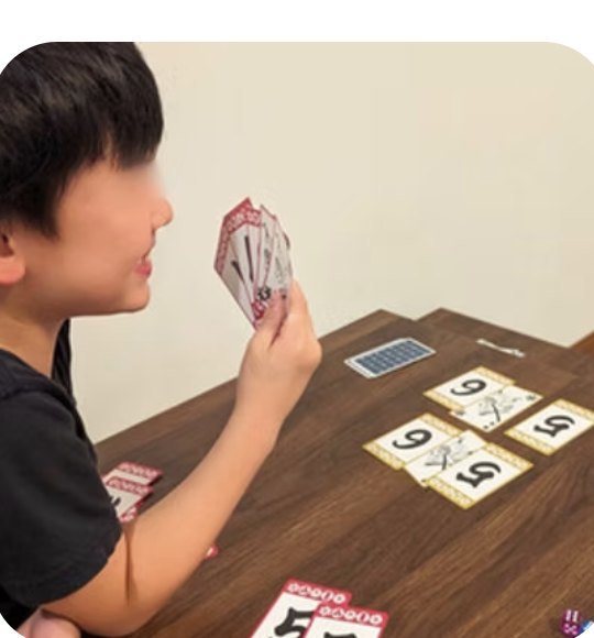 カードゲームで遊ぶ男の子