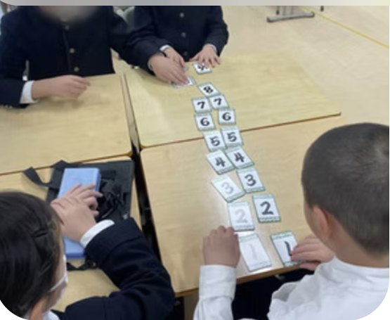 学校の机で遊ぶようす